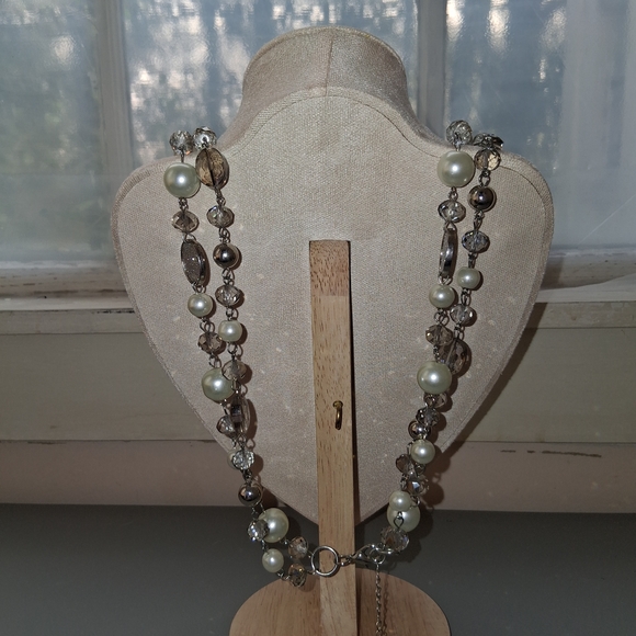 Elegant Pearl and Silver Necklace - Picture 3 of 3